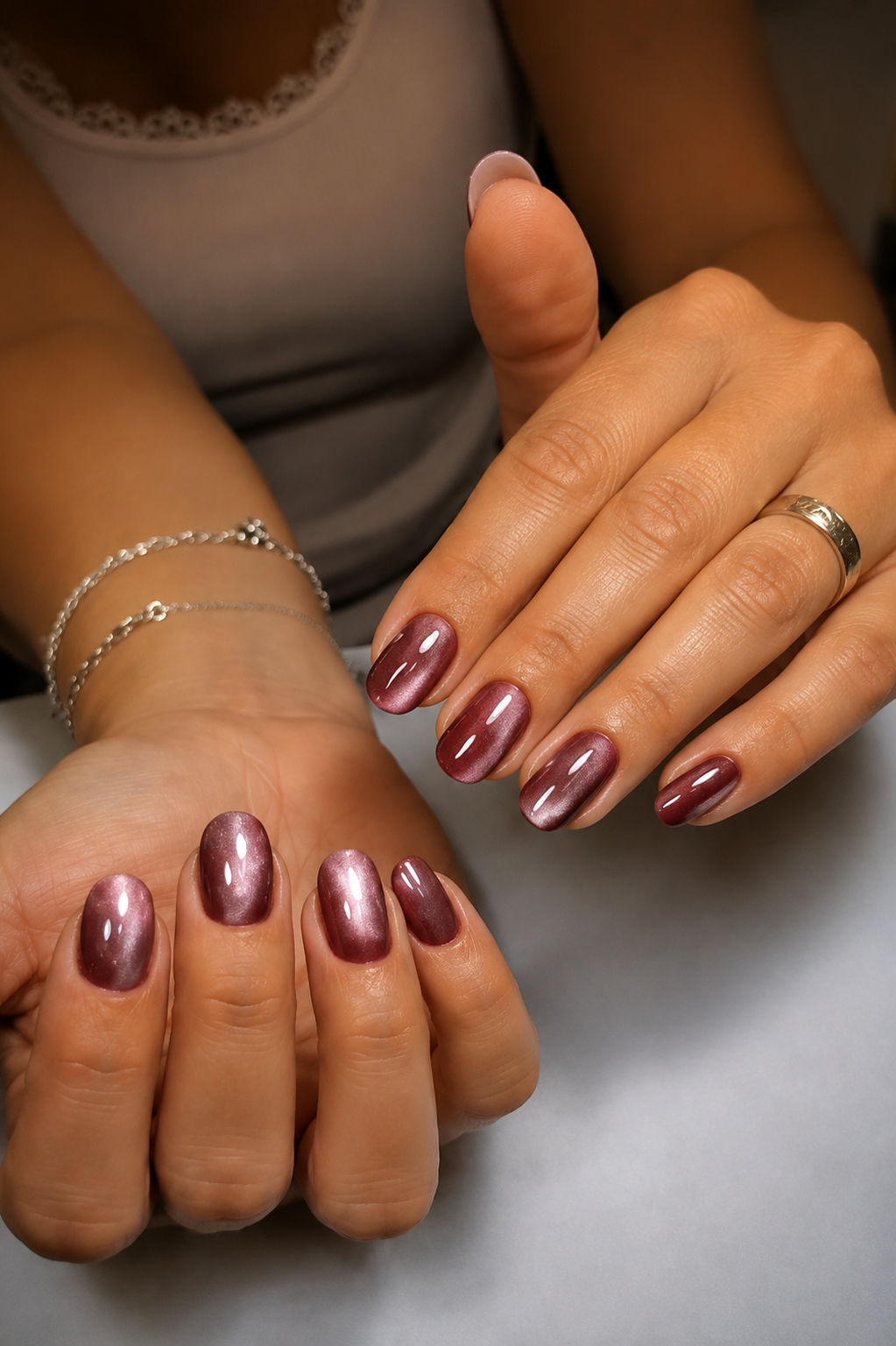 Ongles courts dans des teintes bordeaux et chrome, une manucure élégante aux reflets métallisés réalisée à Zimmerbach.