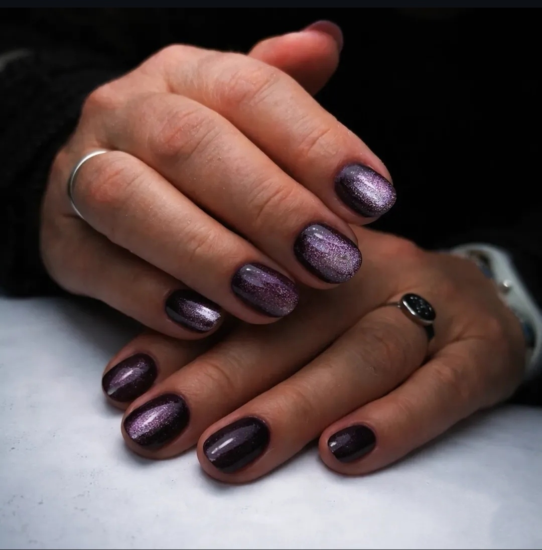 Ongles longs en amande nude avec un nail art fleuri, une manucure élégante et délicate réalisée à Zimmerbach, près de Colmar.